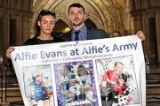 Los padres de Alfie Evans llevan dos años luchando por evitar que a su hijo lo dejen morir.