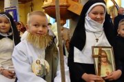 Niños vestidos de santos en Holywins, probablemente Judas Tadeo y Faustina Kowalska