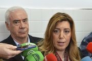 Detrás de Susana Díaz, presidenta de la Junta de Andalucía, el responsable de la orden, Luciano Alonso, entonces consejero de Educación.