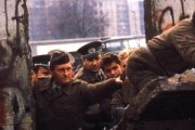 Soldados de la Alemania Oriental traspasan una brecha en el Muro de Berlín hace 25 años