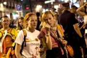 Jóvenes peregrinas de la JMJ 2011 en Madrid tienen que ser escoltadas por la Policía ante la violencia y agresividad grosera de los manifestantes laicistas