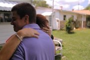 Momento del encuentro entre David y su madre biológica, Melissa, que recoge el filme documental