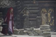 Caperucita Roja con su cestita en la película de 2011... con un revelador icono de un ángel contra un demonio