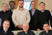 Una docena de seminaristas de East Anglia estudian animados por su obispo, Alan Hopes