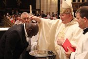Bautizo de adultos durante la Vigilia Pascual en Estados Unidos