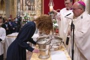 Alisa Iordan recibe el bautismo en la catedral de Malta de manos del arzobispo Scicluna