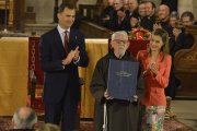 Tarsicio de Azcona, historiador, sacerdote y fraile capuchino, al recibir el Príncipe de Viana de Cultura en 2014 con los aún Príncipes de Asturias