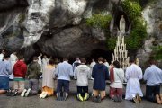 Según el padre Sergio Gaspari, consagrarse a Nuestra Señora no es una opción entre otras, sino un mandato concreto de su Hijo. En la imagen, peregrinos ante la Virgen de Lourdes. Foto: Guadalupe Belmonte / Cathopic.