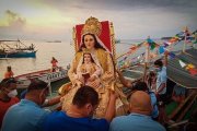Fiesta de la Natividad de María en Borongan, Filipinas; sacan la Virgen Niña con su madre Santa Ana (foto de Alren Beronio).