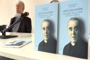 En primer plano, biografías del sacerdote mártir Luigi Lenzini, durante el acto de presentación de su beatificación, que tuvo lugar este sábado. Al fondo, el responsable de la ceremonia, el sacerdote Luigi Biagini.