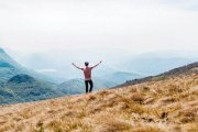 La libertad y la salvación eterna que anhela el hombre la da Cristo... es un regalo para abrazar y celebrar -  foto de Dino Reichmuth en Unsplash