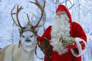 El Santa Claus finlandés de Rovaniemi con sus renos... un obispo del sur y una iconografía del norte