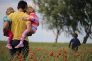 El hombre tiene un papel propio en la familia cargado de  protección, esfuerzo, sacrificio. Las formas específicas de la masculinidad son tan necesarias como las de la feminidad. Foto: Juliane Liebermann / Unsplash.