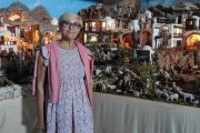 Mari Carmen Núñez muestra el belén de Rubiá, 20 años de trabajo, a la revista La Antorcha.
