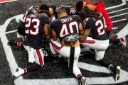 Atletas de los Atlanta Falcons rezan  - la religiosidad va ligada a hábitos sanos y mejor salud, también del corazón