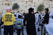 El hombre de la camiseta amarilla lleva un mensaje cristiano, Jesús como puerta a la salvación, en el Muro de las Lamentaciones de Jerusalén