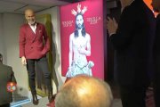 Salustiano García, junto al cartel de la Semana Santa de Sevilla 2024 en el día de su presentación, el pasado 27 de enero. El encargo es obra del Consejo General de Hermandades y Cofradías de Sevilla. Imagen: captura 101TV Sevilla.