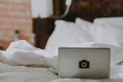 Impedir el acceso a la pornografía a los menores de edad al mismo tiempo que se jalea su uso en los mayores no hará sino convertir en odioso el bien moral. Foto (contextual): Annie Spratt / Unsplash.