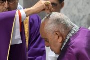 El Papa Francisco recibe la ceniza en Santa Sabina al empezar la Cuaresma de 2024