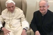 Benedicto XVI junto con Livio Melina, ex presidente durante diez años del Pontificio Instituto Juan Pablo II y editor de este texto inédito.