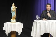 El padre Javier Olivera Ravasi, durante la conferencia que pronunció recientemente en Uruguay sobre la orwelliana dictadura del pensamiento que vive el mundo actualmente.