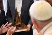 El arquitecto director de la Sagrada Familia, Jordi Faulí, explica al Papa los avances en la culminación del templo. Foto: Vatican Media.