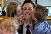 La forma en que Henrie se acerca a la oración va más allá del propio Rosario. Por la mañana, él y su familia establecen metas e intenciones, y comienzan el día con un espíritu de propósito.