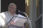 "Preguntémonos: en mi camino, ¿mantengo la mirada fija en Cristo que me acompaña? Y al hacerlo, ¿dejo espacio para el silencio, la oración, la adoración?", dijo el Papa desde el balcón del Palacio Apostólico.