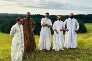 Sacerdotes de las misiones del Instituto Cristo Rey Sumo Sacerdote en Gabón. Don Alexis Rouquayrol, con sotana marrón, el segundo por la izquierda.