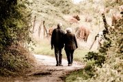 "Van siendo comunes las parejitas maduras cuya convivencia se limita al placer y el entretenimiento de los fines de semana, de las vacaciones o de eventos especiales; para escándalo de hijos y hasta nietos", escribe Barragán.