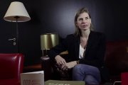 Nora Kurtin señala el peligro de acercar a los niños a las pantallas en la edad más fundamental para su desarrollo cognitivo, social y afectivo. Imagen: captura Sapos y Princesas.