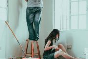 Ser 'una sola carne' es tener cuatro piernas y cuatro brazos para afrontar los problemas de la vida. También cuando piernas y brazos duelen como propios. Foto: Roselyn Tirado / Unsplash.