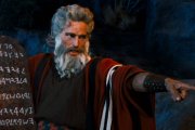Moisés (Charlton Heston), con las Tablas de la Ley en la mano, en 'Los Diez Mandamientos' (1956) de Cecil B. DeMille.
