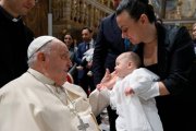 El Papa bautizó a 21 hijos de empleados de Vaticano en lo que ya es una tradición en la Santa Sede / Foto: Vatican Media.