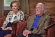 James y Rosalynn Carter, durante una entrevista en 2021 al cumplirse 75 años de su matrimonio. Ella murió en 2023 y él un año después, ambos rondando el siglo de vida. Foto: captura PBS News.