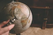 La esfericidad de la Tierra explica los días y las noches, pero... ¿por qué tiene que haber días y noches? La ciencia sola no puede responder a los porqués. La razón y la fe, sí. Foto: Clay Banks / Unsplash.