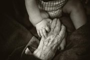Los cuidados paliativos son un abordaje integral de los últimos momentos, que implica no solo aspectos médicos, sino también familiares y trascendentes. Foto: Rod Long / Unsplash.