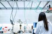 Una joven científica o ingeniera en el laboratorio