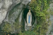 La imagen de la Virgen de Lourdes, en la gruta de Massabielle.