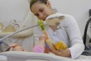 Una mamá con un bebé en la película Valientes