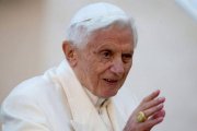 Benedicto XVI bendice.