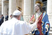 Francisco reza en San Pedro del Vaticano ante el Sagrado Corazón, a quien dedicó su escrito Dilexit Nos, sobre el que versará el seminario del mismo nombre.