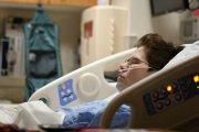 Una mujer en la cama de un hospital.