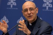 El cardenal Víctor Manuel Fernández, popularmente llamado Tucho, en una rueda de prensa en el Vaticano