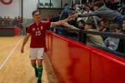 Un joven cura jugador de fútbol húngaro saluda al público del Campeonato Europeo de Fútbol Sala para Sacerdotes, en Hungría.