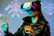 Mujer con unas gafas de realidad virtual.