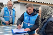 Técnicos del programa conjunto de Cáritas Ucrania y NNUU para reparar casas dañadas por la invasión rusa de Ucrania