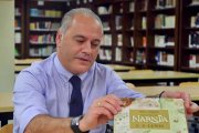 Emilio Domínguez Díaz muestra las 'Crónicas de Narnia' de CS Lewis.
