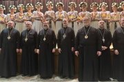 El Sínodo permanente de los obispos grecocatólicos ucranianos en Canadá, recibido por un coro de la diáspora y refugiados