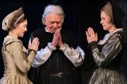 El actor Martin Shaw interpreta a Santo Tomás Moro rezando con su esposa e hija en una versión teatral de Un Hombre para la Eternidad